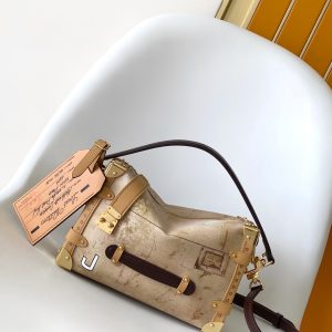 p750•Canvas and cowhide leather•Cowhide leather trim•Microfiber lining•Metal hardware•Zip closure with S-lock buckle•Collector's Edition label•Shoulder strap: Detachable, adjustable•Strap half-length: 45.0 cm•Adjustable to: 55.0 cm•Handle: Single handle, detachable